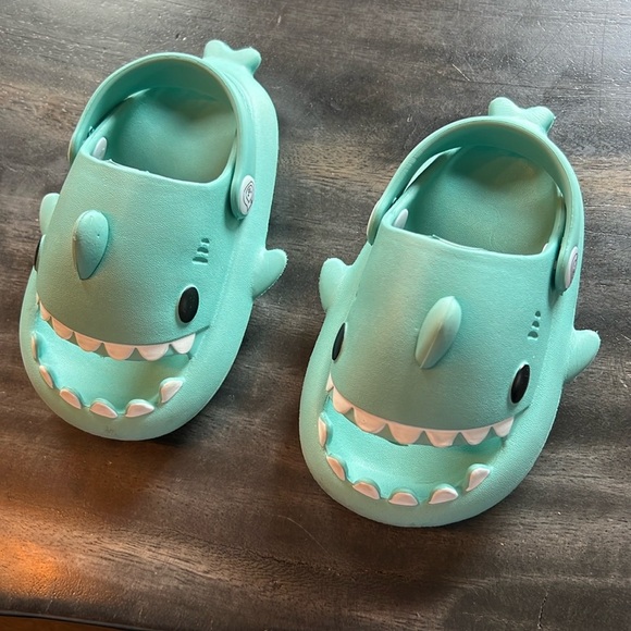 None Other - Kids Shark Design Aqua Shoes size 8 EUC little kids